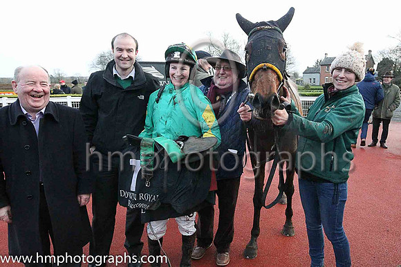 01 She's A Star ( 7 , emerald , yellow diamonds on sleeves ) and N. Carberry - Trainer : Noel Meade - Owner : Philip J Meade