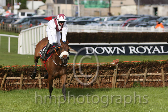 01st Eshtiaal (USA) ( 10 , white, red chevron ) and J.W. Kennedy (7) - Trainer : Gordon Elliott - Owner : W. Salthouse/Mark McKay