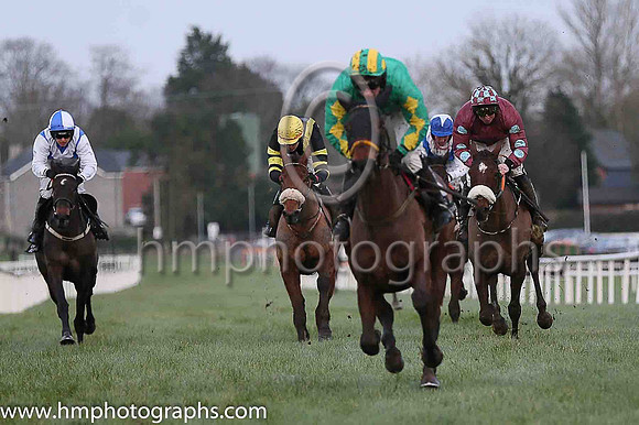 01 She's A Star ( 7 , emerald , yellow diamonds on sleeves ) and N. Carberry - Trainer : Noel Meade - Owner : Philip J Meade