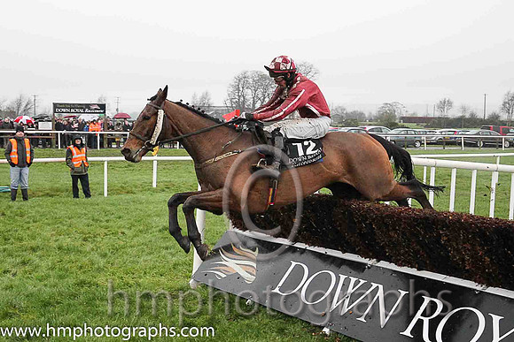 01st Witness Of Fashion ( 12 , maroon, pink seams ) and C.D. Maxwell (3) - Trainer : Patrick Rooney - Owner : Mrs Lorraine Rooney