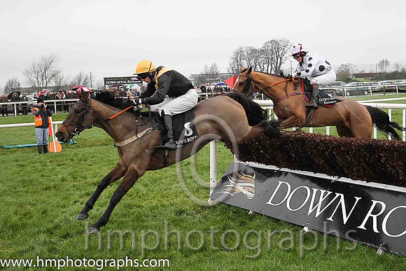 10th U Waltz Legend ( 8 , black, gold sash ) and M.J. O'Hare (5) - Trainer : Liam Lennon - Owner : Niall Delany