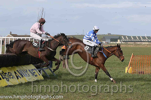 01st OSCAR MOR and B O'Neill ( 8 , ROYAL BLUE,white chevrons; royal blue,white chevrons sleeves; white cap ) Trainer: Colin Bowe,, Owner : Sean Wickham