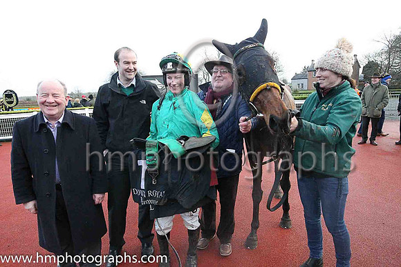 01 She's A Star ( 7 , emerald , yellow diamonds on sleeves ) and N. Carberry - Trainer : Noel Meade - Owner : Philip J Meade