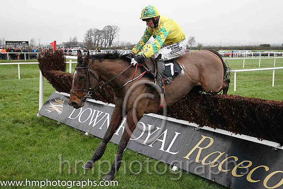 07th I C Gold ( 7 , yellow, emerald green star ) and R. Loughran - Trainer : Adrian McGuinness - Owner : Sean F. Gallagher