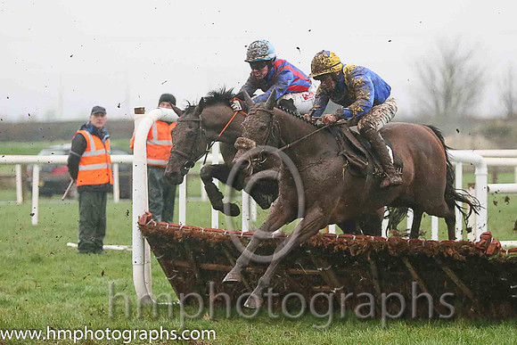 07th Konig Hall (GB) ( 7 , royal blue, yellow chevron ) and P.D. Kennedy (2) - Trainer : Mervyn Torrens - Owner : F.K. Murphy