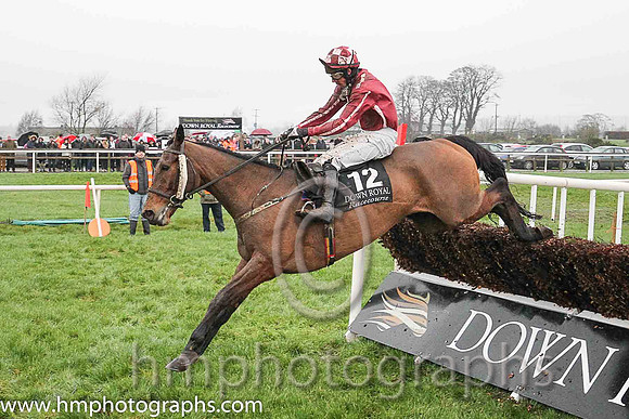 01st Witness Of Fashion ( 12 , maroon, pink seams ) and C.D. Maxwell (3) - Trainer : Patrick Rooney - Owner : Mrs Lorraine Rooney