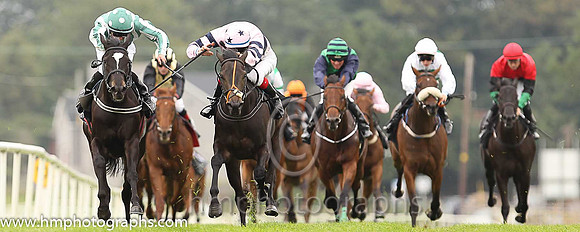 01st Ms Brinkleys ( 3 , pink, dark blue hoop ) and F.M. Berry - Trainer : Mrs John Harrington - Owner : Richard Galway
