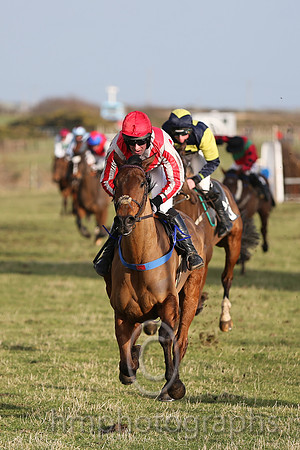 01 Mystical Knight  B O'Neill - Trainer : Colin Bowe, Grey, red chevron