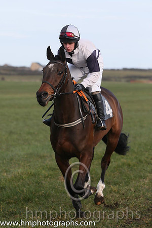 SOUTHPORT (GB) and G S Quinn ( 4 ,Antrim (H) - BLACK  WHITE QTD; black,white hlvd sleeves; white cap ) Trainer: Colin S. McKeever,, Owner : W.W. Dennison