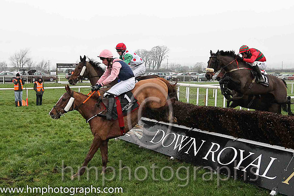 02nd Current Exchange ( 1 , dark blue, pink chevron ) and T. Donworth (7) - Trainer : Gordon Elliott - Owner : Kaniz Bloodstock Investments Limited