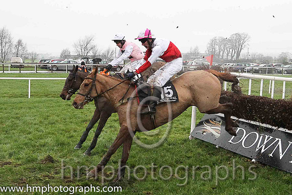 09th Archview Sunshine ( 15 , red and white qtrd ) and N. Gault (7) - Trainer : Mrs Holly McGahan - Owner : Mrs Holly McGahan