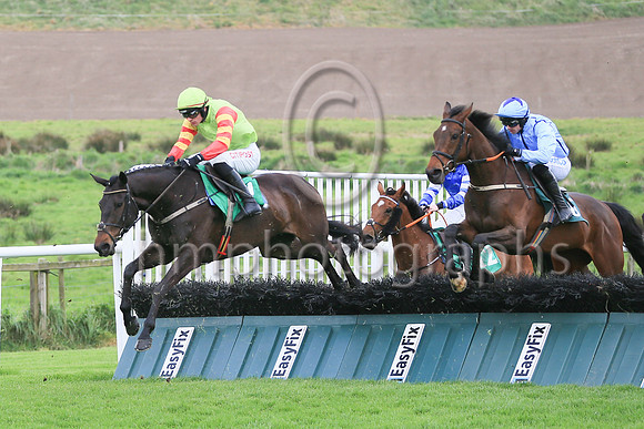2 The Ballyline Man (9 ,green, yellow hooped sleeves ), Jockey - D E Mullins ,Trainer - W P Mullins