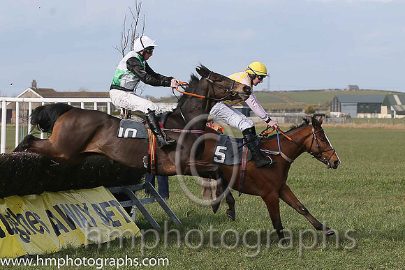 AMONIT and A J Fox ( 5 , PINK  YELLOW CHECK; pink sleeves; yellow cap ) Trainer: Warren Ewing,, Owner : Warren Ewing