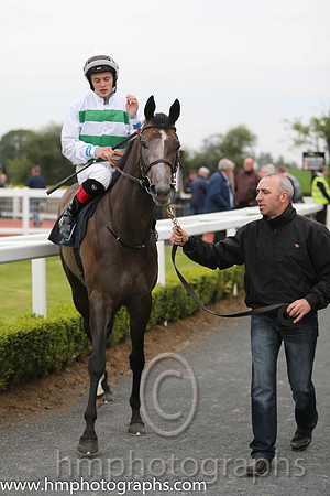 4 Hot To The Touch (GB) ( 2 , white and emerald green hoops ) and R.P. Downey (5) - Trainer : W. McCreery - Owner : Miss K. Rausing