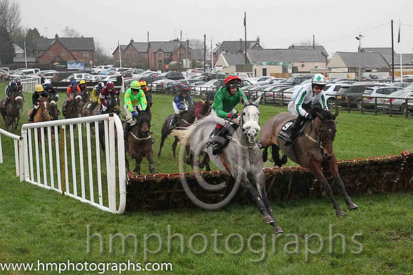 18th Isle Road ( 9 , white, emerald green stars ) and A.J. Fox (7) - Trainer : Jason Cairns - Owner : F.McClean