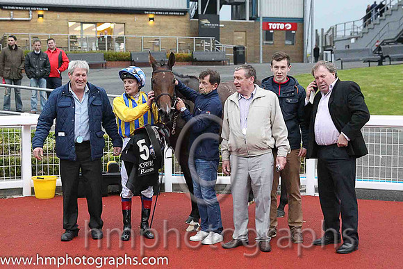 01st dh Whiteout (GER) ( 5 , yellow  royal blue stripes ) and D.P. McDonogh - Trainer : W.P. Mullins - Owner : D.Lawlor