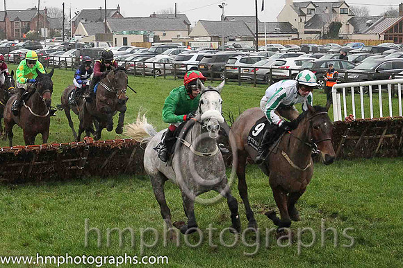 18th Isle Road ( 9 , white, emerald green stars ) and A.J. Fox (7) - Trainer : Jason Cairns - Owner : F.McClean