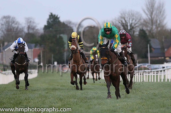 01 She's A Star ( 7 , emerald , yellow diamonds on sleeves ) and N. Carberry - Trainer : Noel Meade - Owner : Philip J Meade