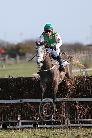01 Monbeg Rose  R James - Trainer : Donnchadh Doyle, Green, orange spots