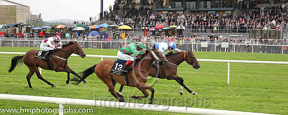 02nd Ondamoura ( 13 , emerald green, white stars ) and R.D. Dolan (4) - Trainer : T.Hogan - Owner : T.J. Doran