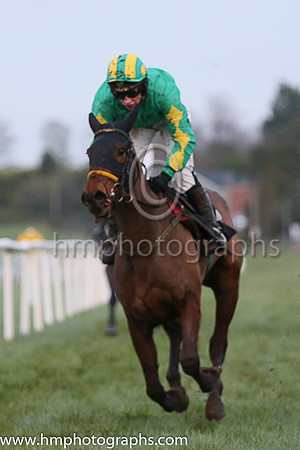 01 She's A Star ( 7 , emerald , yellow diamonds on sleeves ) and N. Carberry - Trainer : Noel Meade - Owner : Philip J Meade