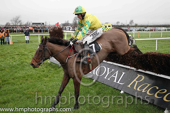 07th I C Gold ( 7 , yellow, emerald green star ) and R. Loughran - Trainer : Adrian McGuinness - Owner : Sean F. Gallagher