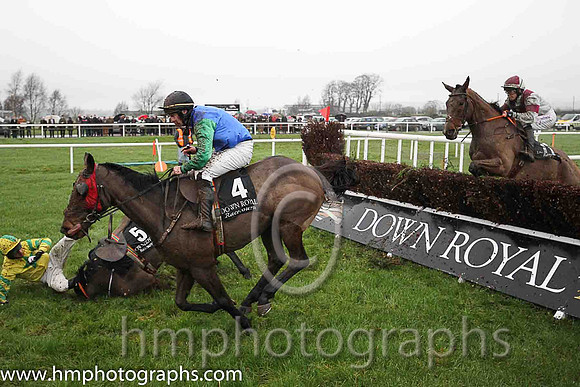 08th F Sounds Of Thunder (GB) ( 5 , yellow, emerald green star ) and R. Loughran - Trainer : Adrian McGuinness - Owner : Sean F. Gallagher