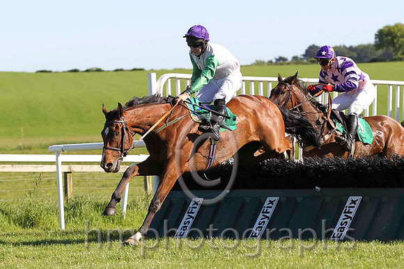 01 Miranour & J S McGarvey - winner (9, white, emerald green sleeves) & 02 Kims Dream & J L Cullen - 2nd (1, pink, purple stars) - FT8E5929-29