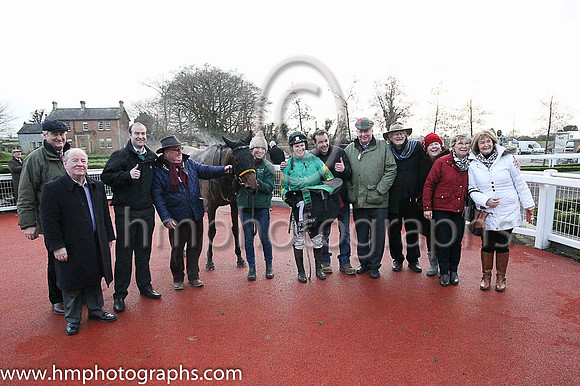 01 She's A Star ( 7 , emerald , yellow diamonds on sleeves ) and N. Carberry - Trainer : Noel Meade - Owner : Philip J Meade