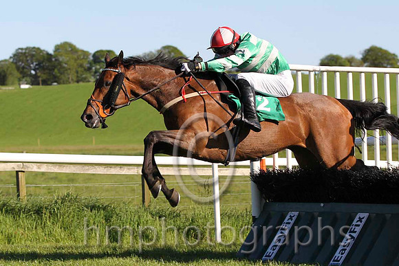04 Gudnis Gracious Me & S G McDermott - 4th (2, emerald green and white hooped) - FT8E5983-15