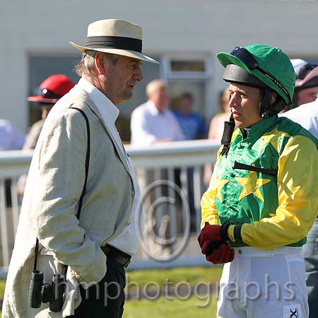 14 - Murphys Friend Trainer Noel Meade instructs jockey D J Condon - FT8E5903-11