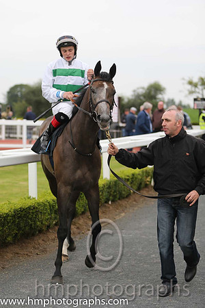 4 Hot To The Touch (GB) ( 2 , white and emerald green hoops ) and R.P. Downey (5) - Trainer : W. McCreery - Owner : Miss K. Rausing