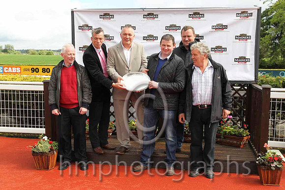 01 - Winning owners , The Dorightlys Syndicate & Trainer James Lambe (2nd form lelt) - FT8E6369-26
