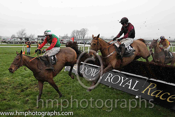 04th Rossanwee ( 14 , black, maroon epaulettes ) and M.J. Lynch (7) - Trainer : George Stewart - Owner : W.J. Hunter