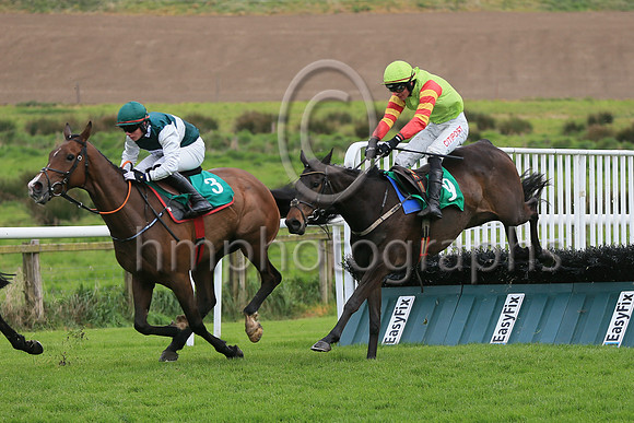 2 The Ballyline Man (9 ,green, yellow hooped sleeves ), Jockey - D E Mullins ,Trainer - W P Mullins