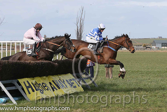 01st OSCAR MOR and B O'Neill ( 8 , ROYAL BLUE,white chevrons; royal blue,white chevrons sleeves; white cap ) Trainer: Colin Bowe,, Owner : Sean Wickham