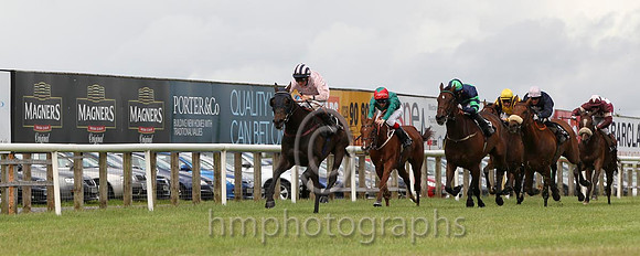 01 Sir Ector & C D Hayes - winner (7, pink, dark blue and pink striped cap) - CU2D8040-5