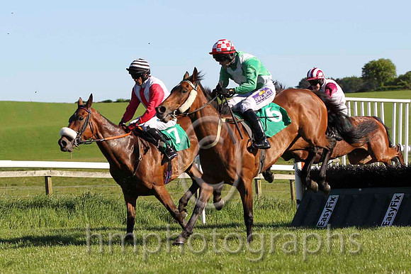 03 Pumped Up Kicks & D J Condon - 3rd (7,white, red panel and sleeves ) & 10 Spider Baby & B T O'Connell - 10th (6, emerald green, white cross sash) - FT8E5966-8