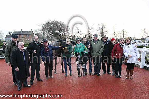 01 She's A Star ( 7 , emerald , yellow diamonds on sleeves ) and N. Carberry - Trainer : Noel Meade - Owner : Philip J Meade