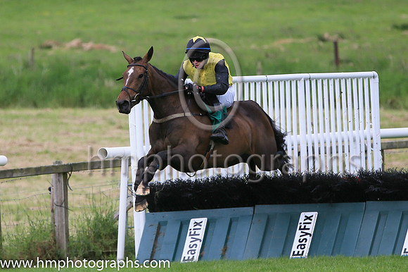03rd Born Famous (3 ,yellow, black sleeves ) Jockey: P J O'Hanlon(2) ,Trainer: Ms Claire O'Connell