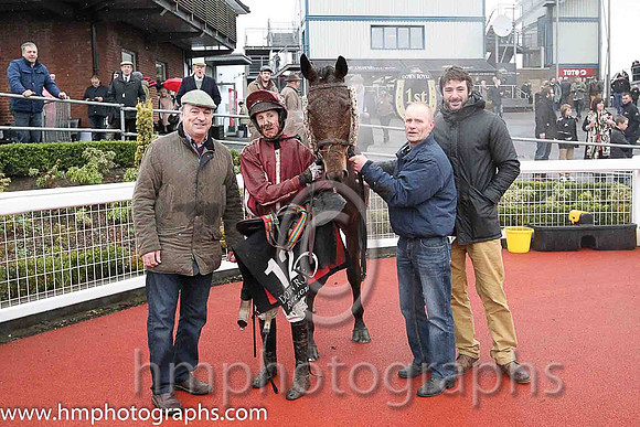 01st Witness Of Fashion ( 12 , maroon, pink seams ) and C.D. Maxwell (3) - Trainer : Patrick Rooney - Owner : Mrs Lorraine Rooney