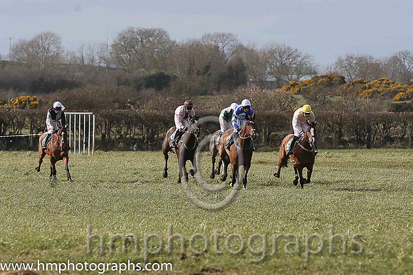 AMONIT and A J Fox ( 5 , PINK  YELLOW CHECK; pink sleeves; yellow cap ) Trainer: Warren Ewing,, Owner : Warren Ewing