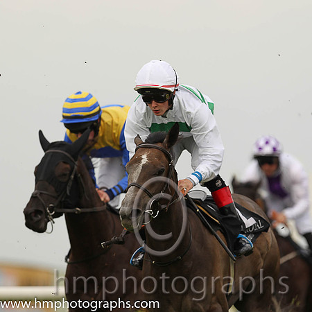 4 Hot To The Touch (GB) ( 2 , white and emerald green hoops ) and R.P. Downey (5) - Trainer : W. McCreery - Owner : Miss K. Rausing