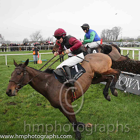 09th PU Sunsetstorise ( 7 , black, white star ) and R.C. Colgan - Trainer : F. Flood - Owner : No Man Syndicate