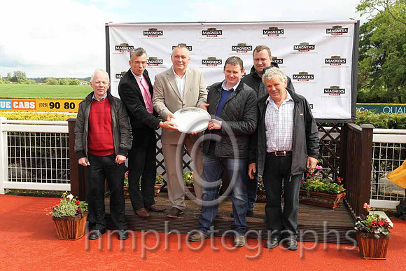 01 - Winning owners , The Dorightlys Syndicate & Trainer James Lambe (2nd form lelt) - FT8E6367-25