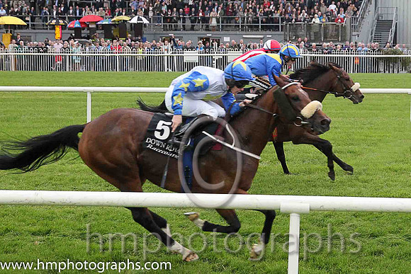 05th Temasek Star ( 5 , white, yellow star ) and C.J. McGovern (2) - Trainer : M.Halford - Owner : Tay Hu Chor