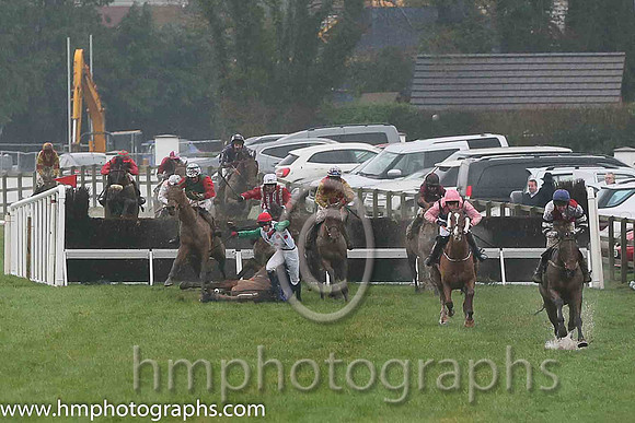 12th F Celtic Thunder ( 8 , white, red spots ) and H.D. Dunne (7) - Trainer : R. K. Watson - Owner : Supersonic Partnership