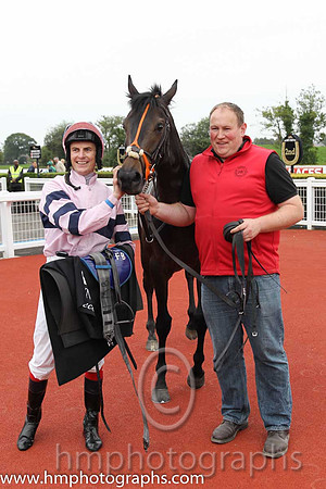 01st Ms Brinkleys ( 3 , pink, darj blue hoop ) and F.M. Berry - Trainer : Mrs John Harrington - Owner : Richard Galway