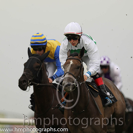 4 Hot To The Touch (GB) ( 2 , white and emerald green hoops ) and R.P. Downey (5) - Trainer : W. McCreery - Owner : Miss K. Rausing