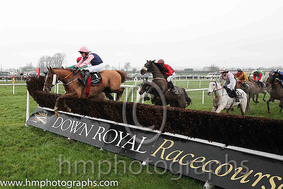02nd Current Exchange ( 1 , dark blue, pink chevron ) and T. Donworth (7) - Trainer : Gordon Elliott - Owner : Kaniz Bloodstock Investments Limited